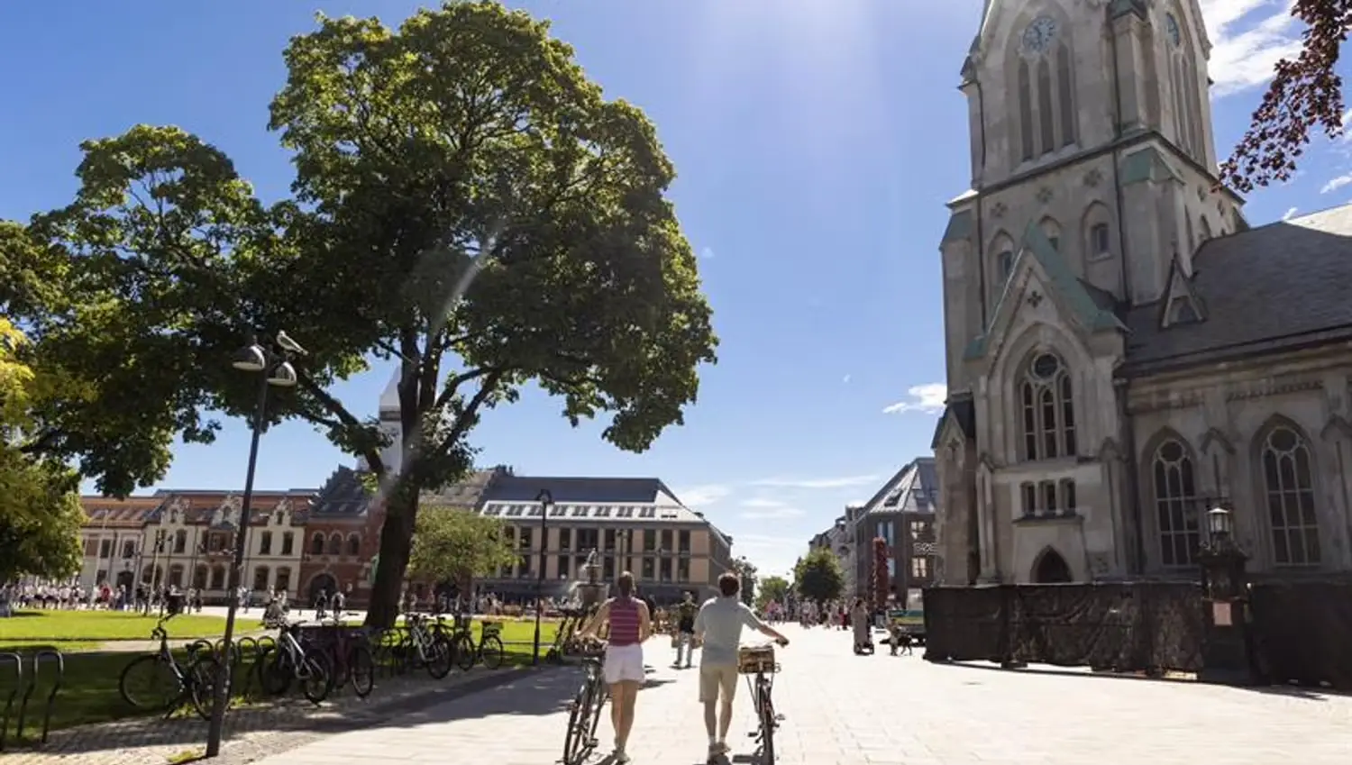 Bygate på Sørlandet med kirke og trær en solrik sommerdag