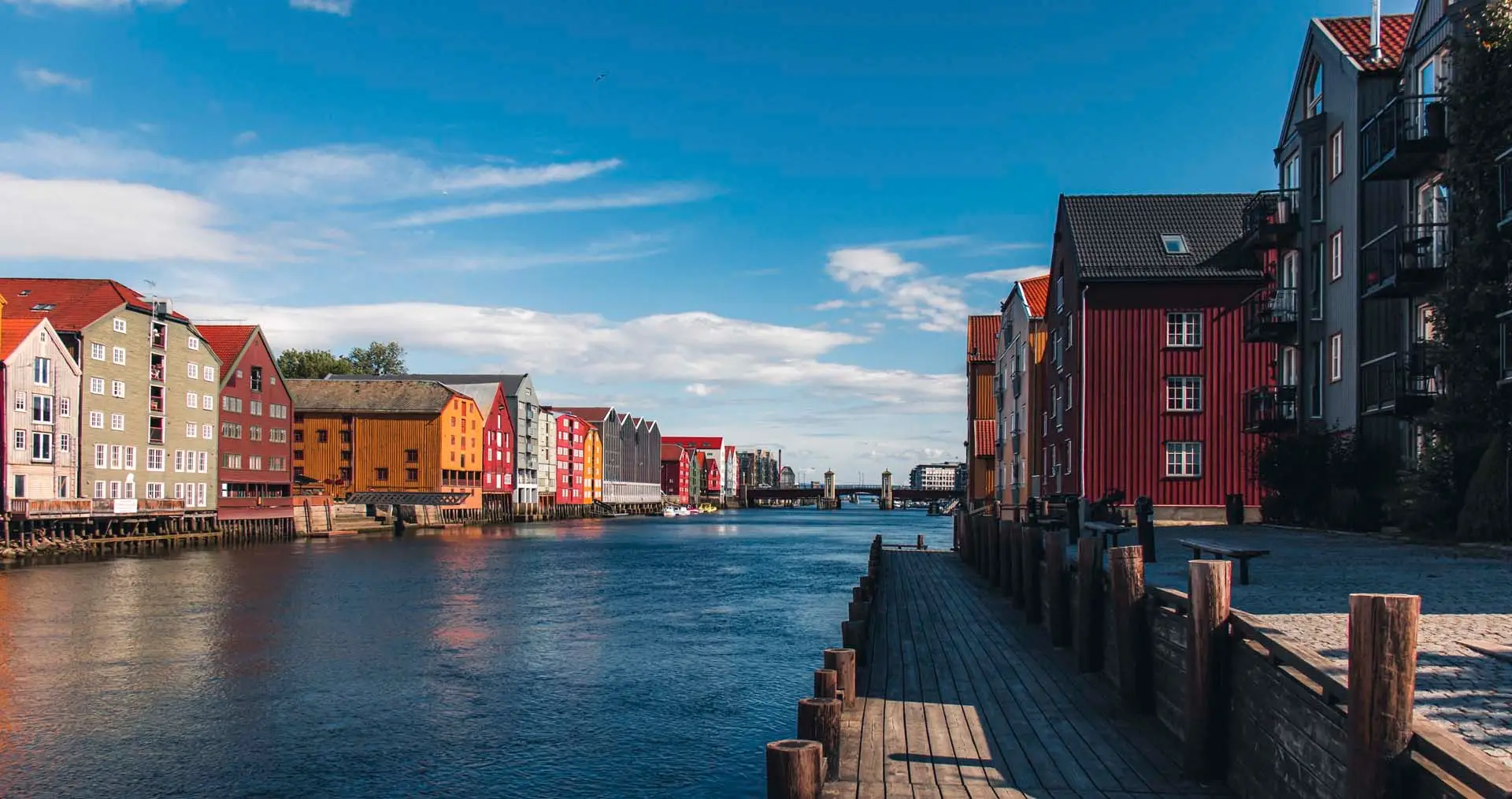 Bakklandet i Trondheim med fargerike bryggehus langs Nidelva en solrik dag